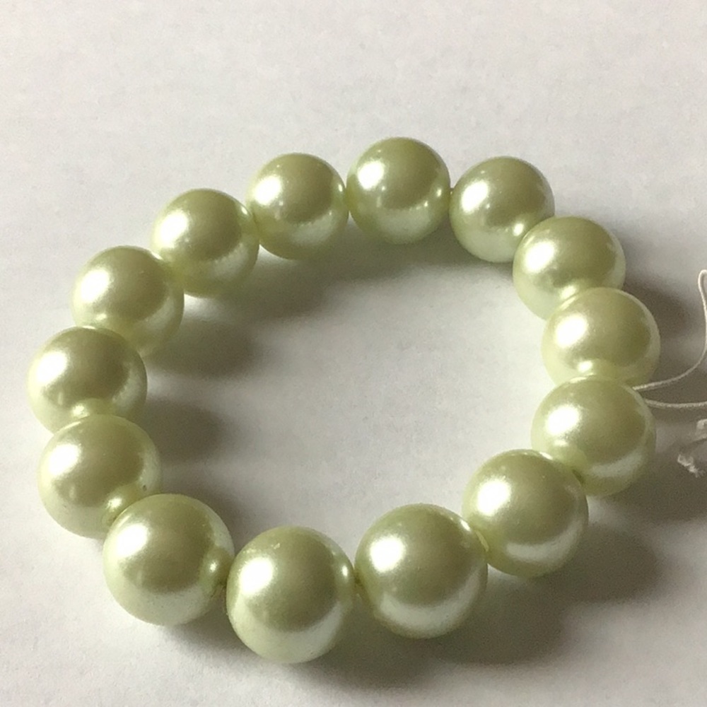 Elegant Light Green Beaded Stretch Bracelet - NWT - Picture 2 of 3